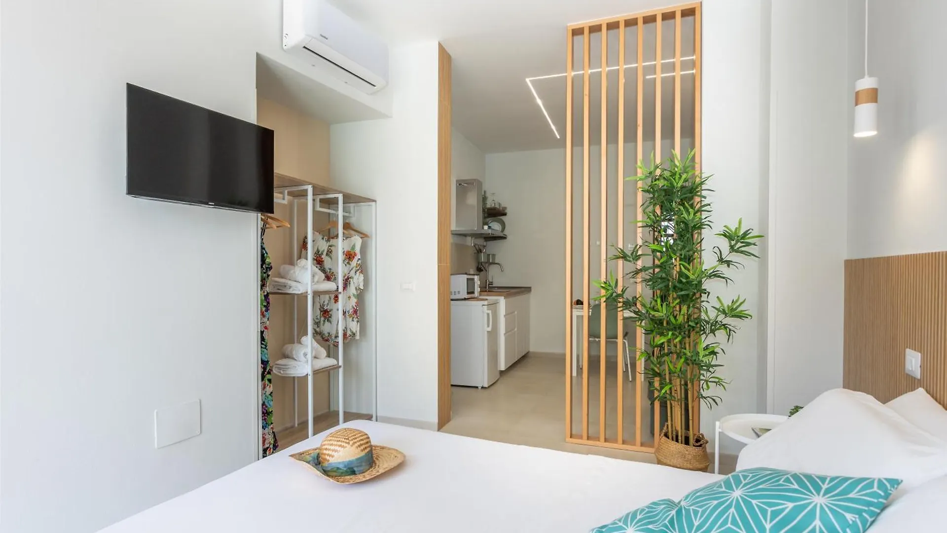 Domus Laetitiae Rooms & Apartments Quartu SantʼElena